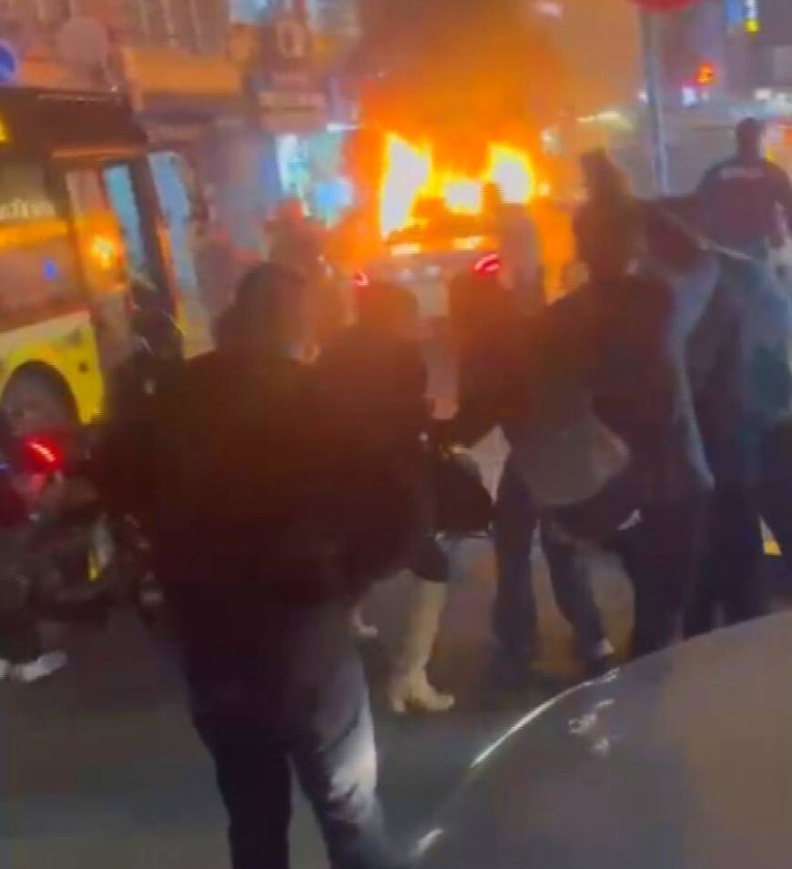 İstanbul - Küçükçekmece'de şampiyonluk kutlamalarında içerisinde havai fişek patlayan otomobil yandı