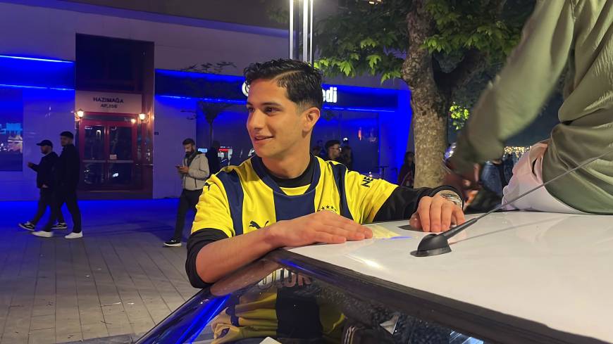 Şampiyonluk kutlamalarına katılan Fenerbahçe taraftarını, sarılarak teselli etti