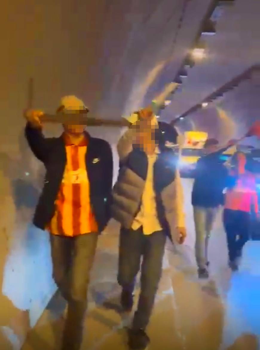 İzmir’de döner bıçaklı 2 maganda taraftar döner bıçağıyla kutlamalara katıldı