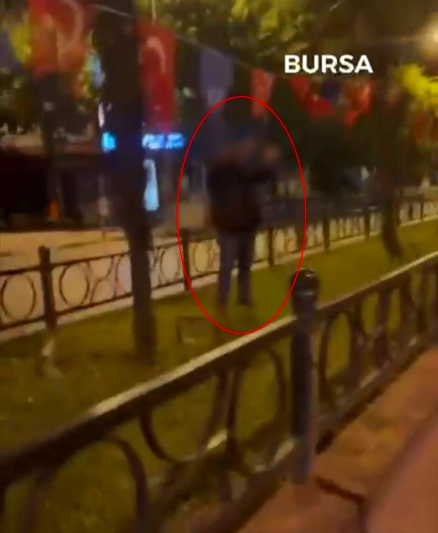 Türk bayrağını yakmaya çalıştığı öne sürülen şüpheli, kadın tepki gösterince kaçtı