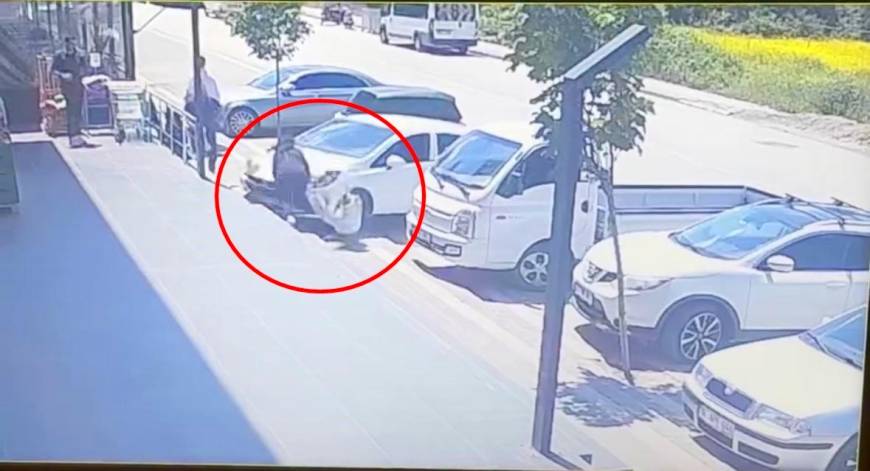 Fren yerine gaza basan sürücü, lise öğrencisini otomobilin altına aldı; o anlar kamerada
