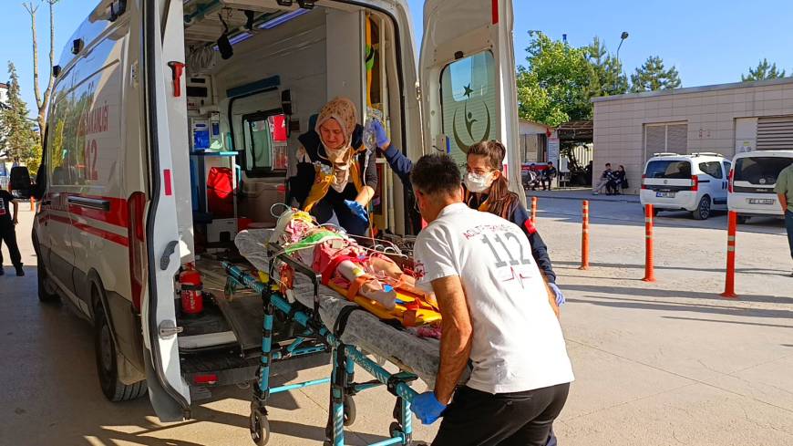 Tarla süren babasının kullandığı traktörün altında kalan Nur ağır yaralandı