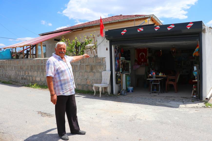40 yıldır biriktirdiği eşyalarını evinin garajında müzeye dönüştürdüğü bölümde sergiliyor