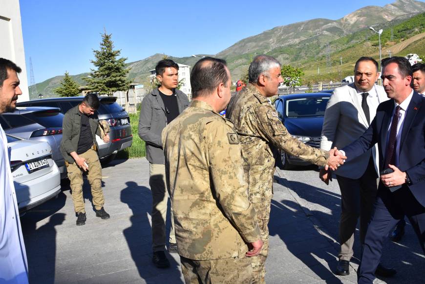Bitlis'te polis aracı takla attı: 2 yaralı