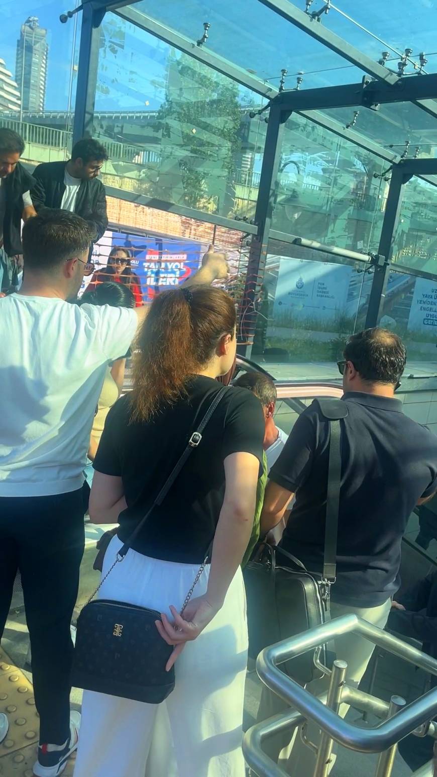 İstanbul - Ünalan Metrosunda yürüyen merdiven kırıldı; istasyon çıkışında yoğunluk oluştu