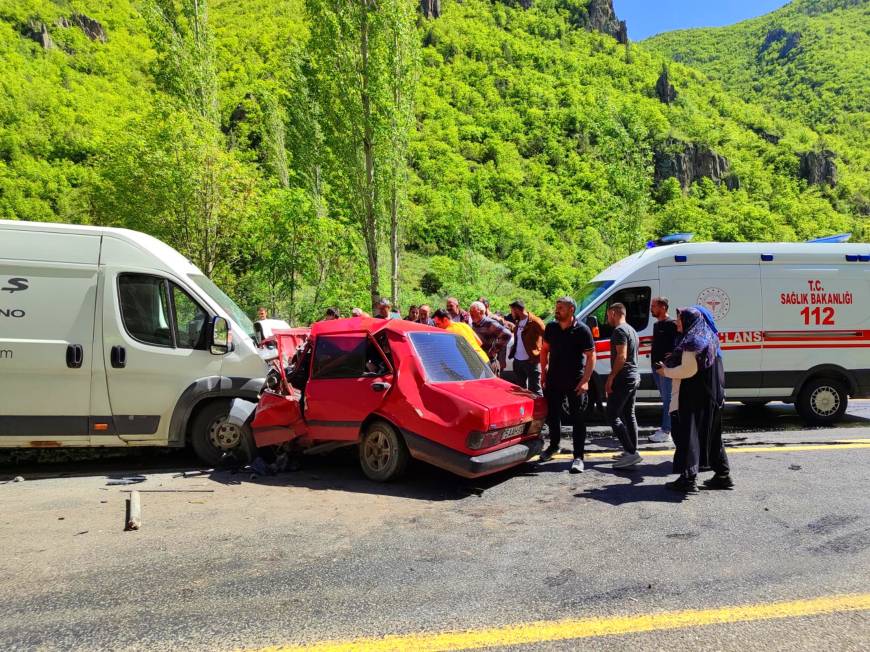 Minibüs ile otomobil çarpıştı; 2 ölü, 1 yaralı