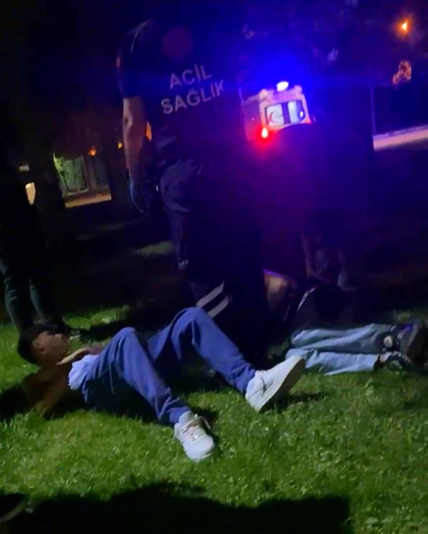 Parkta 2 genci lazerle taciz edip, bıçakla yaralayan 2 şüpheliden 1’i tutuklandı
