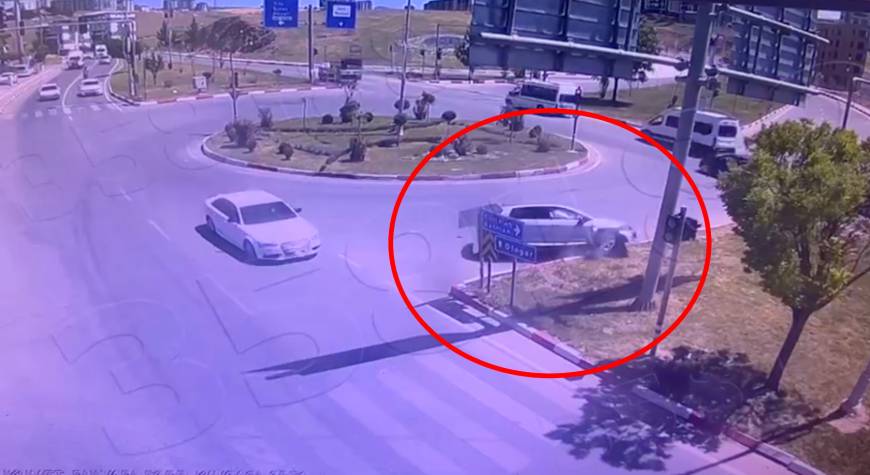 Hatalı sollama yapan otomobil refüje çarptı; kaza kamerada