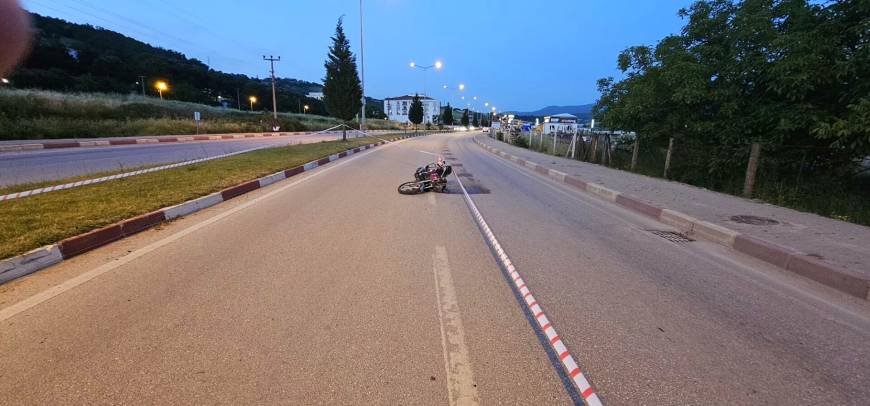 Çanakkale’de motosikletle refüjdeki trafik levhasına çarpan sürücü öldü
