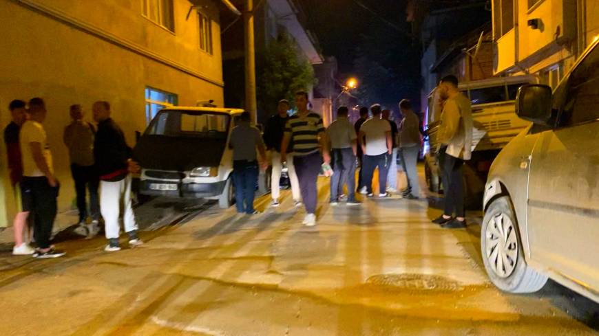 Balta ile sokaklarda dehşet saçan alkollü maganda, polis uyarı ateşiyle yakaladı; o anlar kamerada