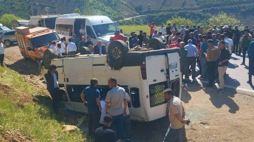 Hakkari'de servis minibüsü takla attı; 13'ü öğrenci 14 yaralı