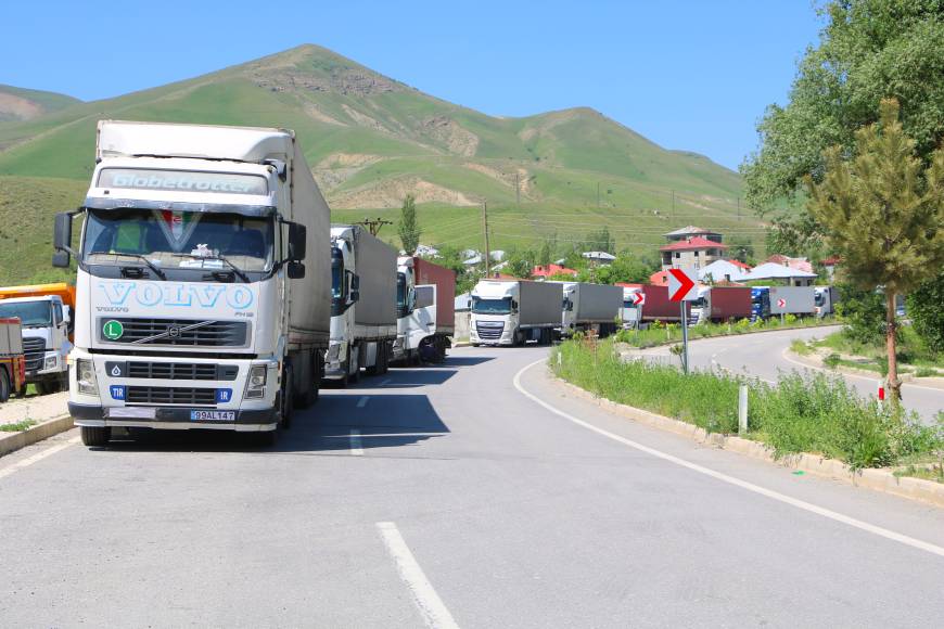 Türkiye-İran sınırında 3 kilometrelik TIR kuyruğu