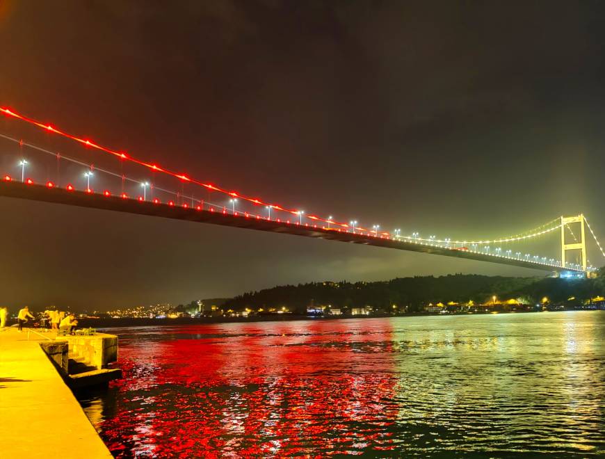 İstanbul - İstanbul'da köprüler şampiyon Galatasaray’ın renkleriyle ışıklandırıldı