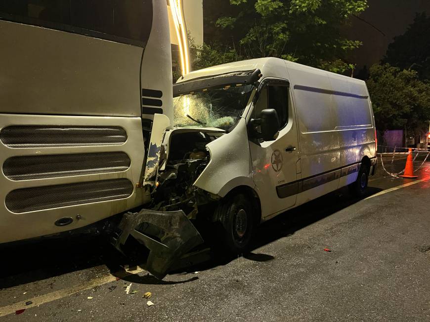 Ehliyetsiz sürücünün kullandığı kamyonet, otobüse çarptı: 3 yaralı