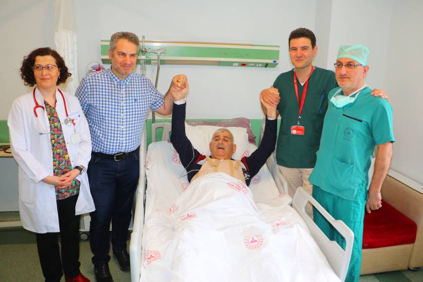 Türkiye'de bir ilk; her iki şah damarı tıkalı Moyamoya hastasına baypas ameliyatı