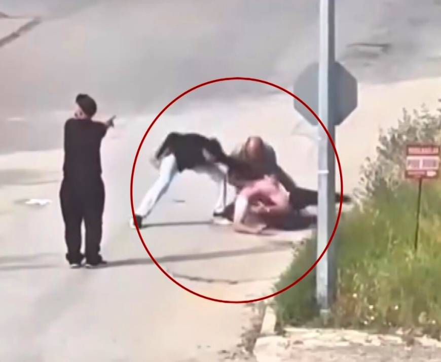 Elazığ'da tekme ve yumruklu kavga kamerada 